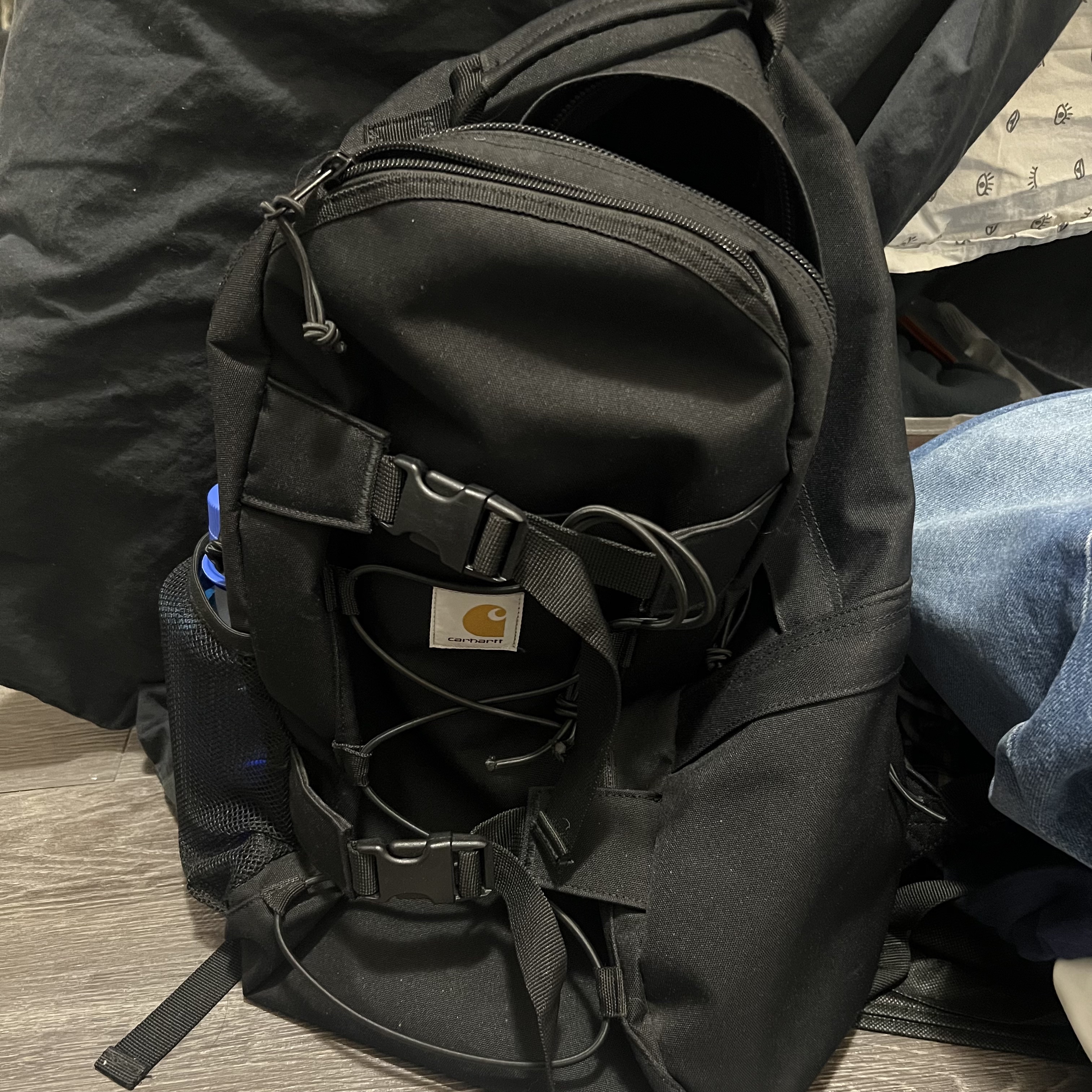 Sound of a zipper being opened and closed